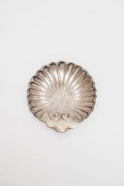 ANONYMOUS, HAND-WROUGHT SILVER SHELL PLATTER, C. 1940