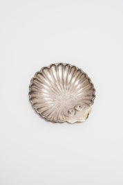 ANONYMOUS, HAND-WROUGHT SILVER SHELL PLATTER, C. 1940