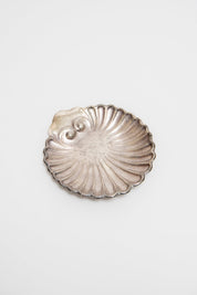 ANONYMOUS, HAND-WROUGHT SILVER SHELL PLATTER, C. 1940