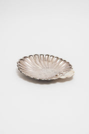 ANONYMOUS, HAND-WROUGHT SILVER SHELL PLATTER, C. 1940