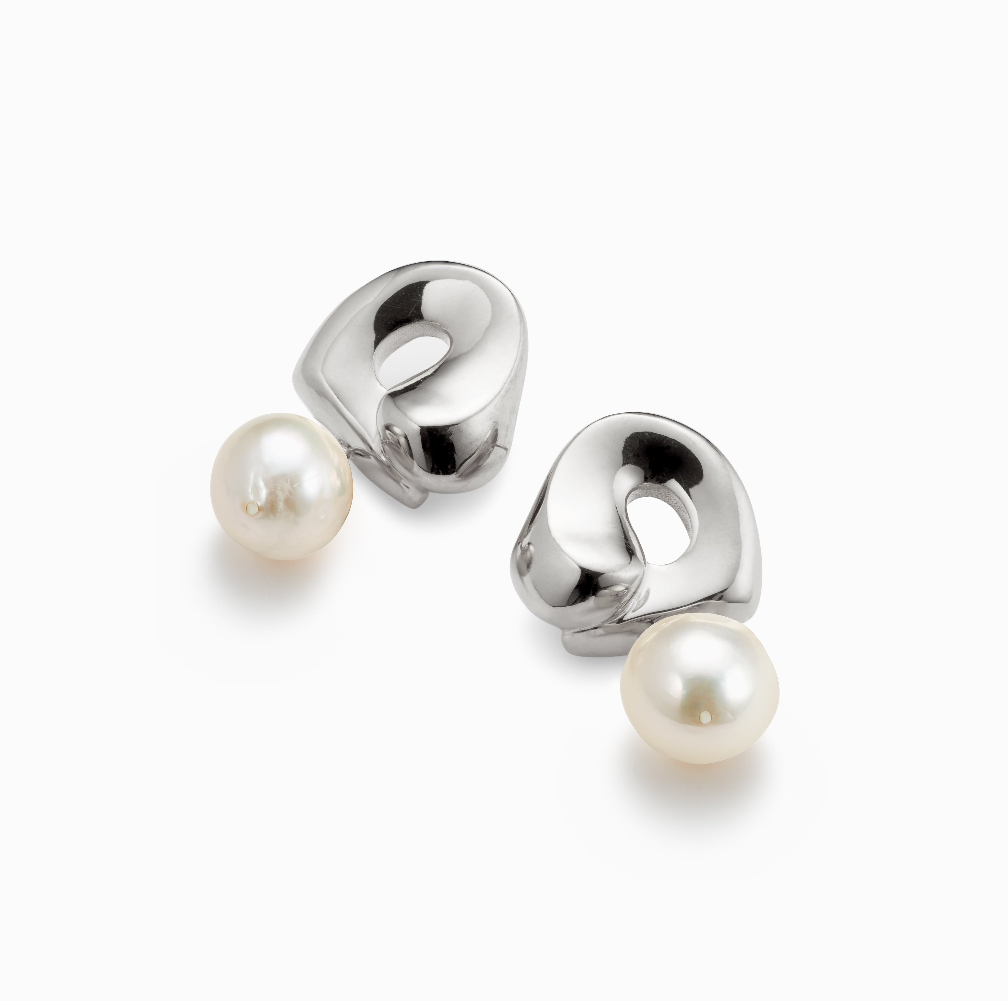 SandraEarringsSS_Pearl2_828456eb-2e53-42a2-bd26-7cfd39add18a.jpg