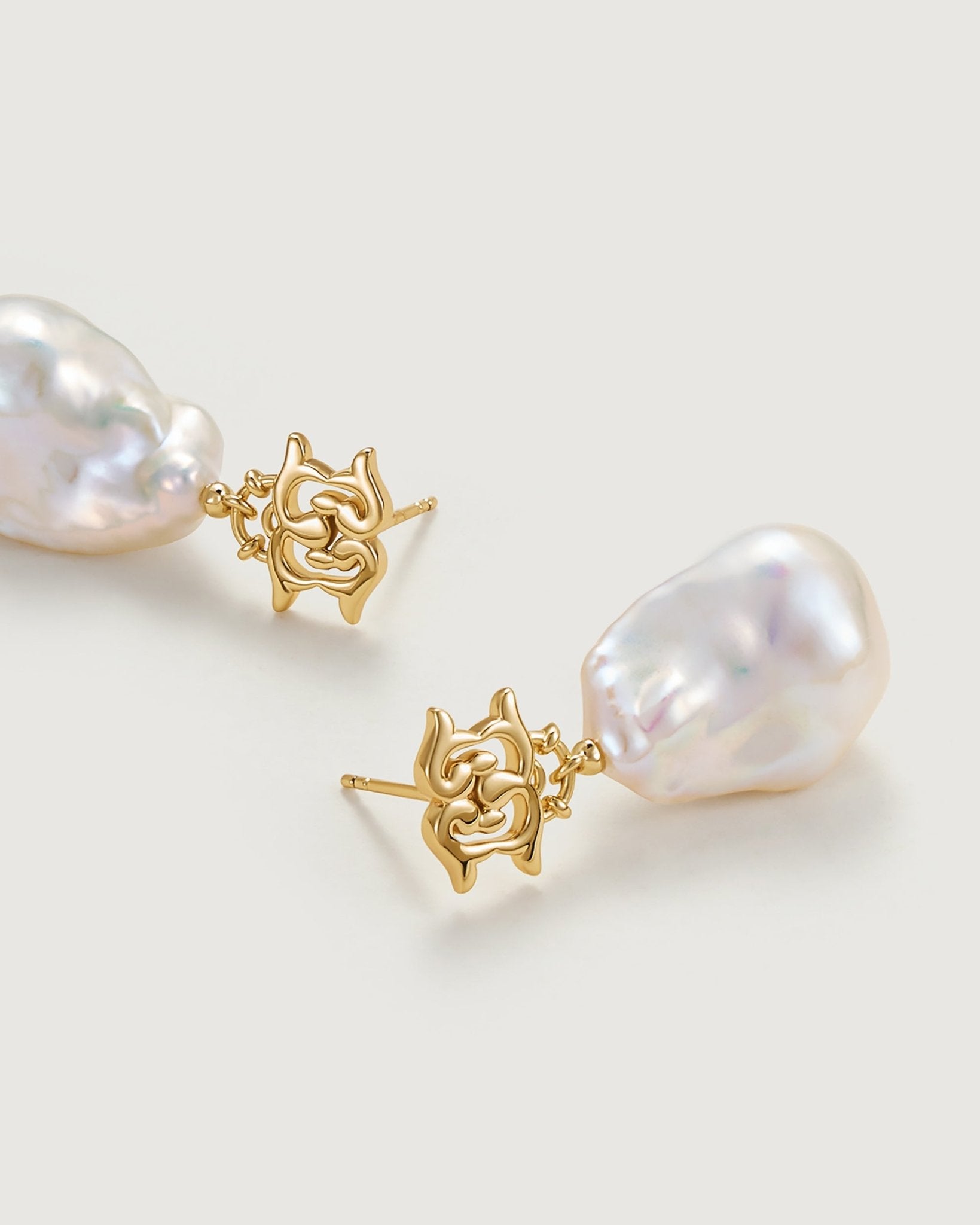 arabesque-drop-earring-146448_db0ae8db-8e74-4c2c-9db7-18d841a3bd34.jpg