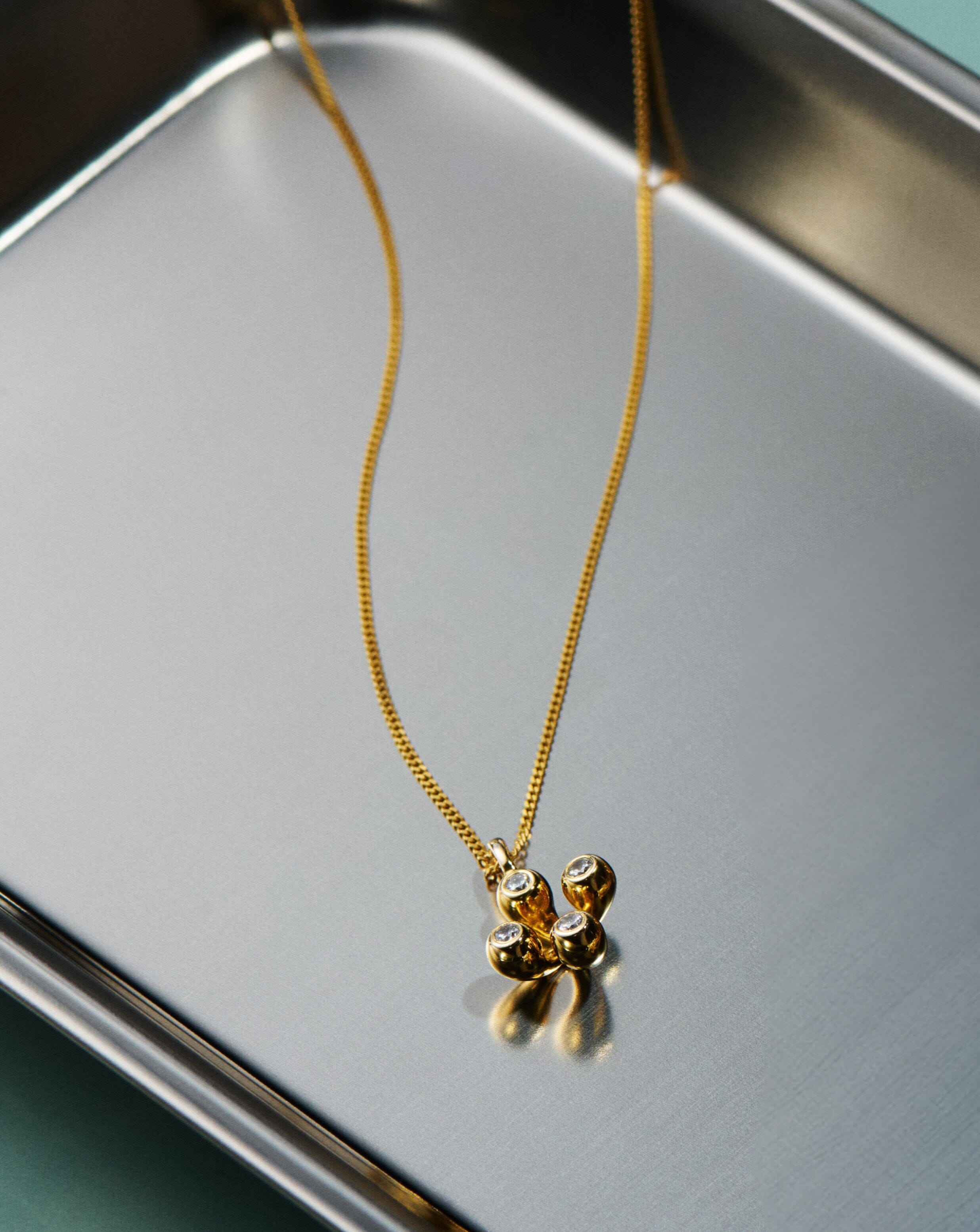 atom-pendant-necklace-18k-gold-vermeil-cubic-zirconia-necklaces-missoma-173389_588d13dc-ba60-4e17-ba78-7756b6c2e375.jpg