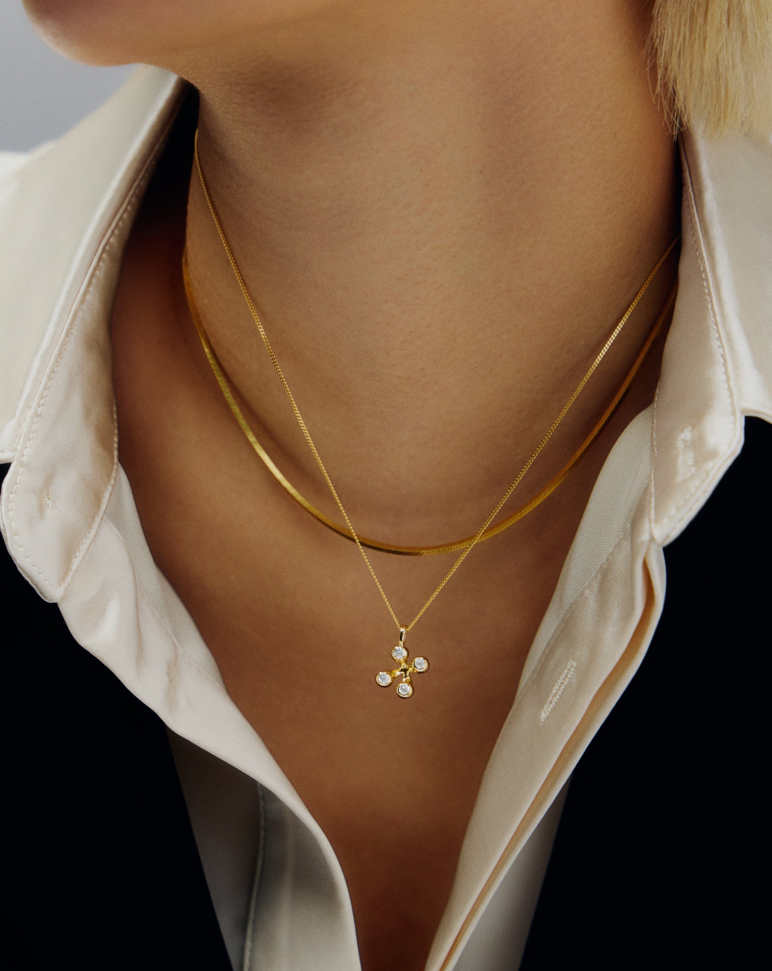 atom-pendant-necklace-18k-gold-vermeil-cubic-zirconia-necklaces-missoma-473041_bc53f87e-da24-449d-9de7-46a06bbee1bd.jpg