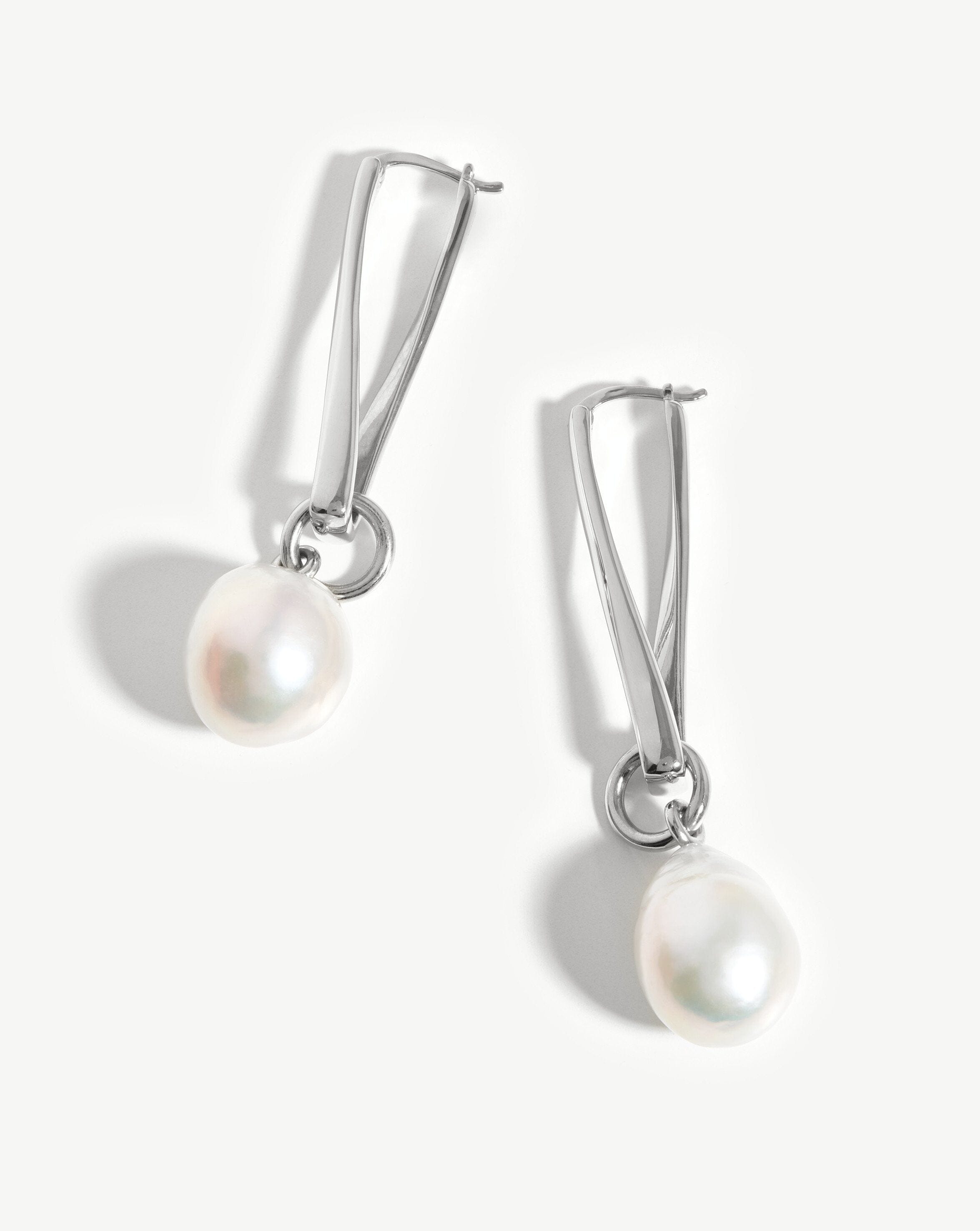 baroque-pearl-twisted-drop-earrings-silver-platedpearl-earrings-missoma-228199_35d7b8f6-8f2c-4bbd-8673-b267af923924.jpg