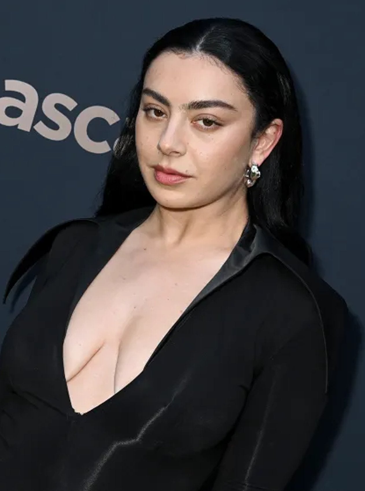 charli-xcx-mini-flow-hoops-608336_de54f42b-0c84-43db-bc5c-88f0e8d7978c.jpg