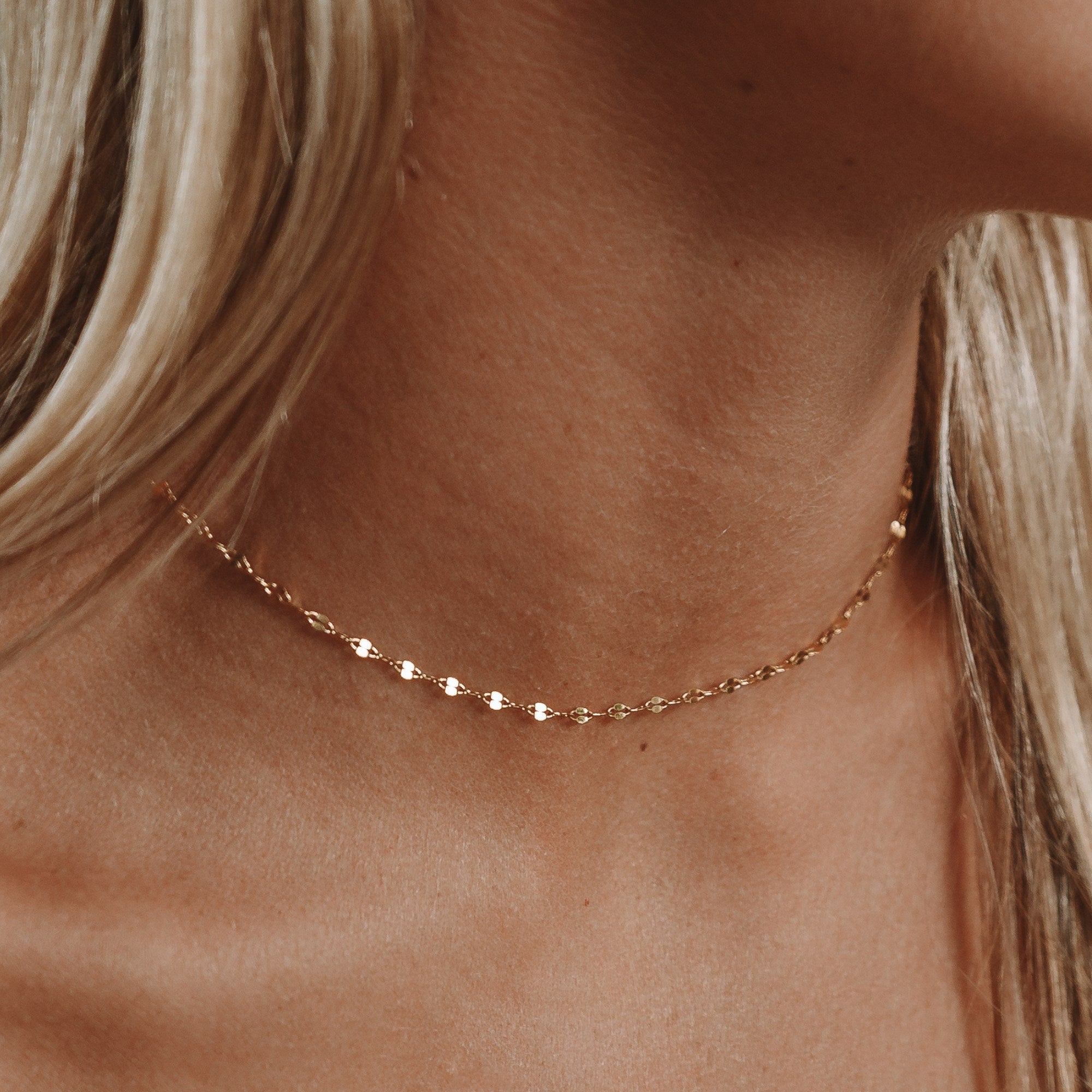 dainty-choker_1_7bc6cd80-6336-490e-94e2-0a106f48480e.jpg