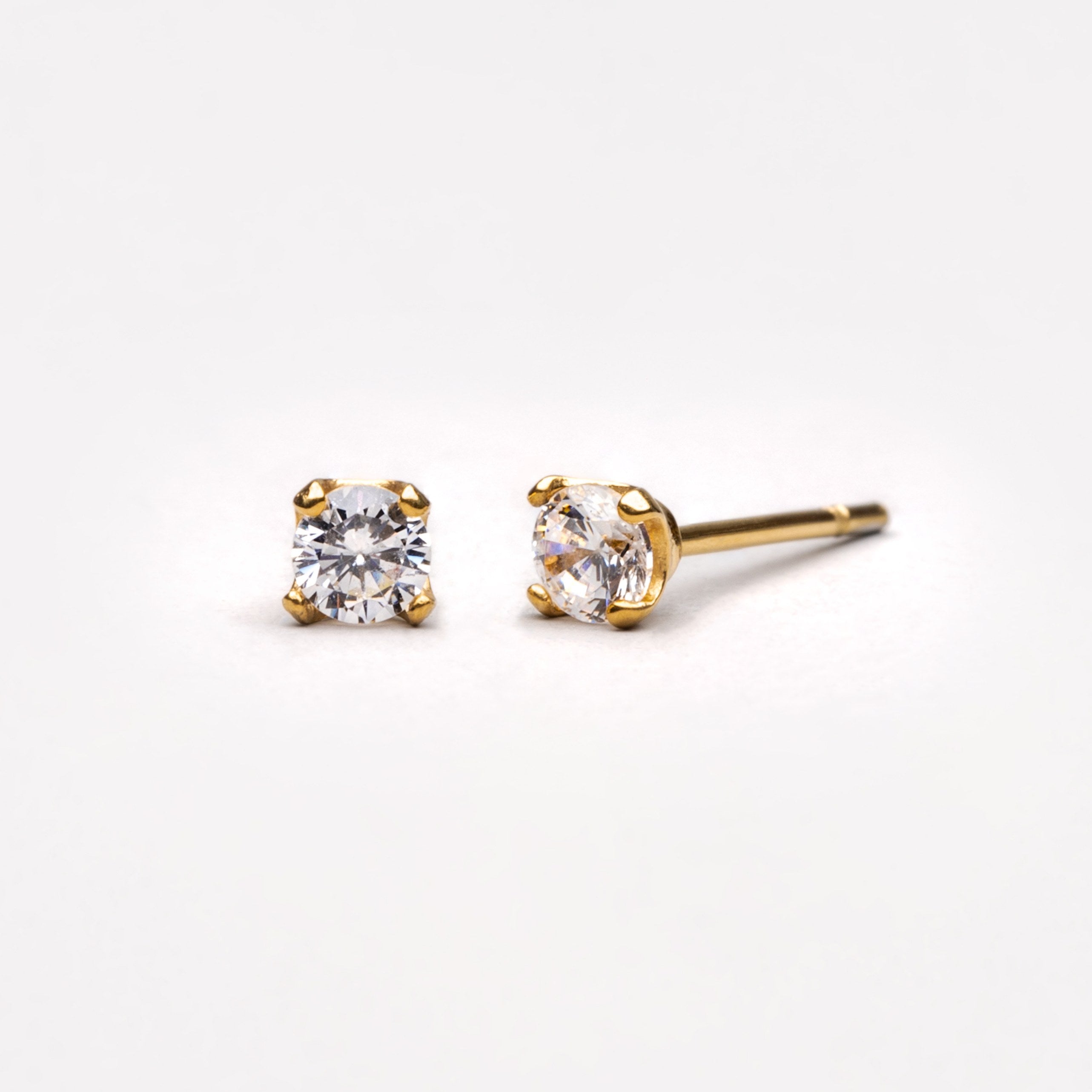 diamond-stud-earrings1_5c42a017-05f0-47b6-be76-327281499730.jpg