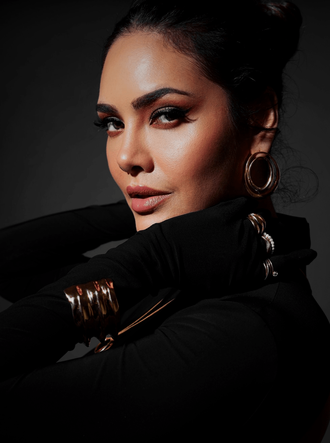 Esha Gupta - Classic Ellipse Hoops