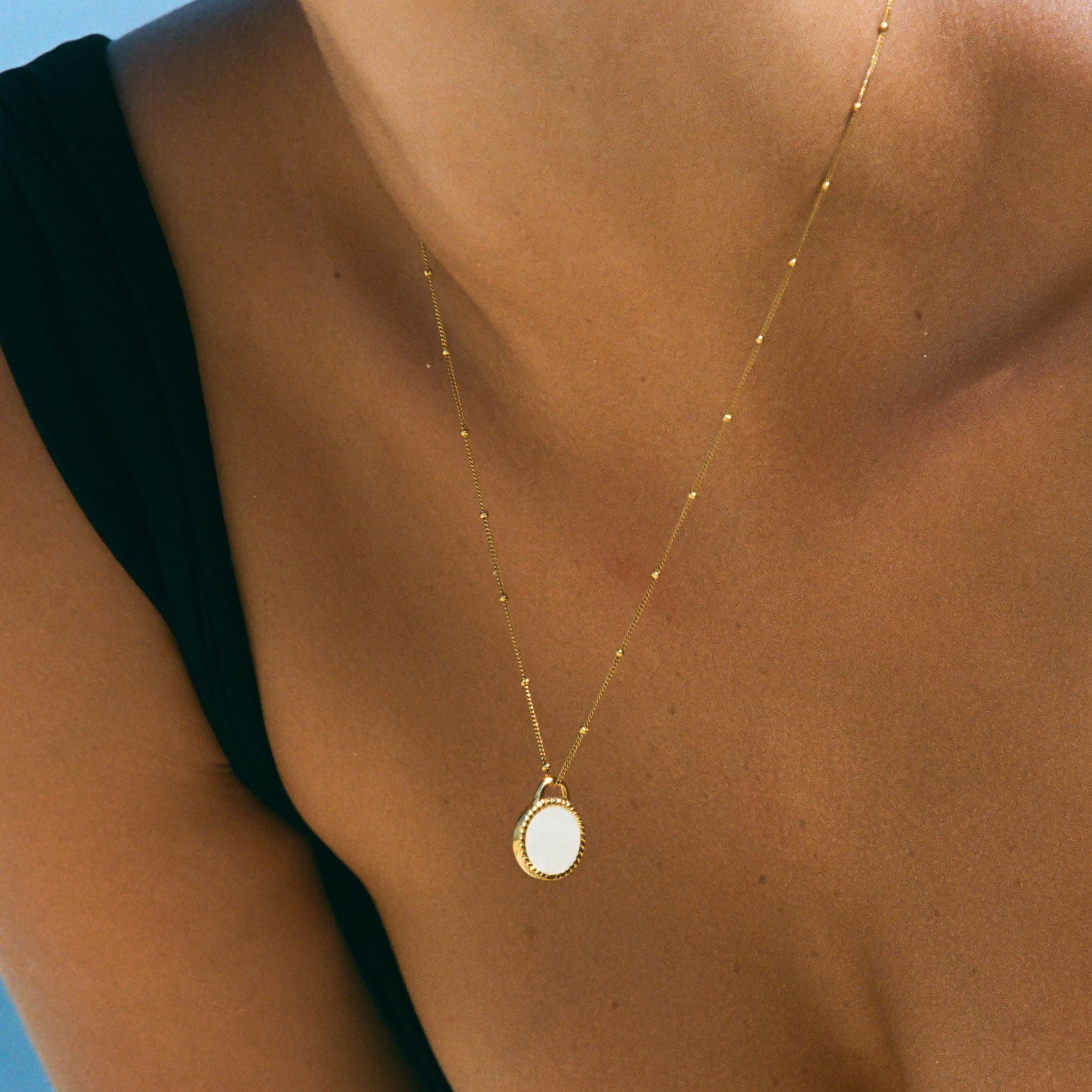 gold-mother-pearl-necklace_92501392-867e-47ef-9254-4ad4b60150da.jpg