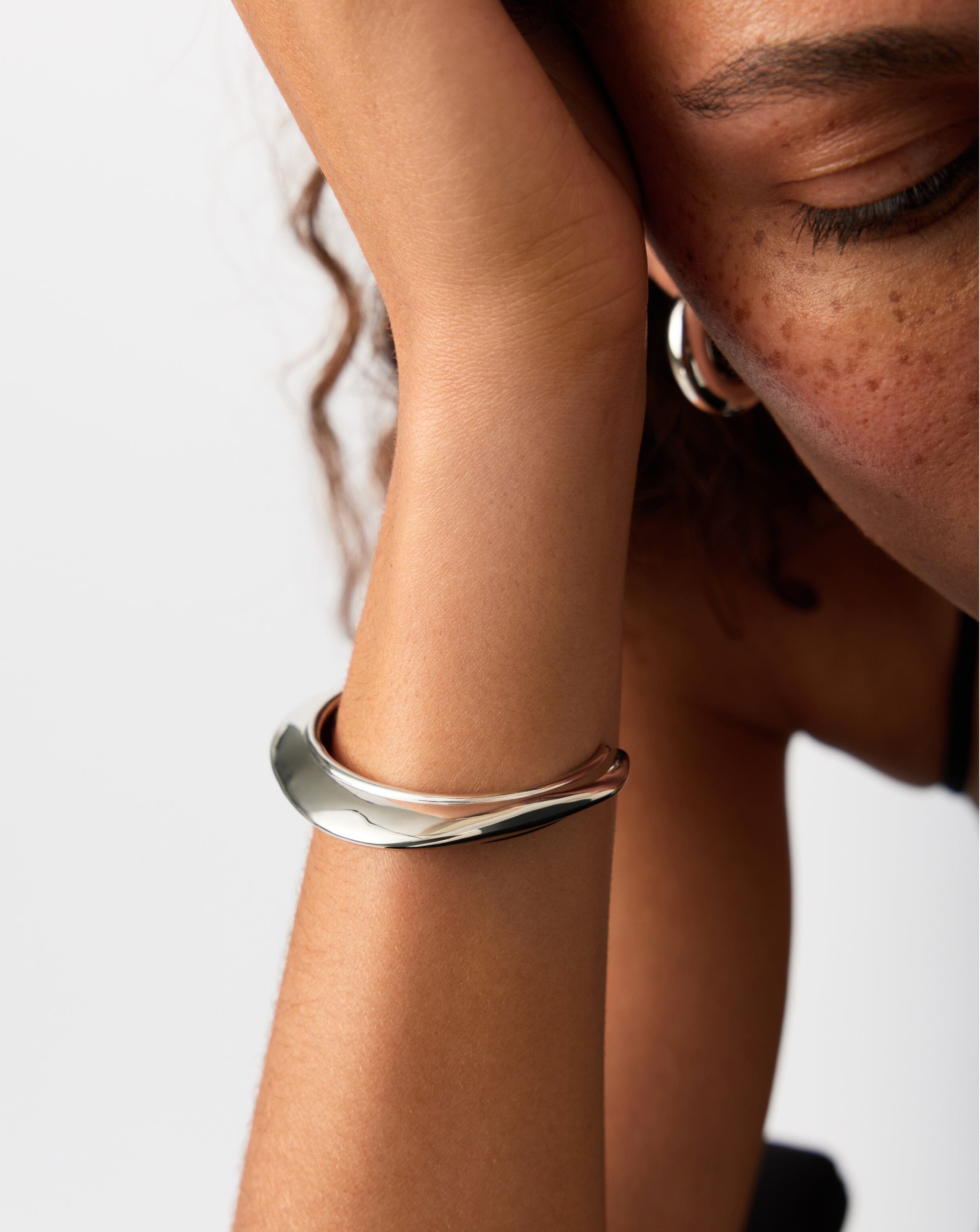 hera-dome-statement-cuff-bracelet-silver-plated-bracelets-missoma-540235_b955d0ff-ec36-4e68-b6da-36554b4d8ee5.jpg