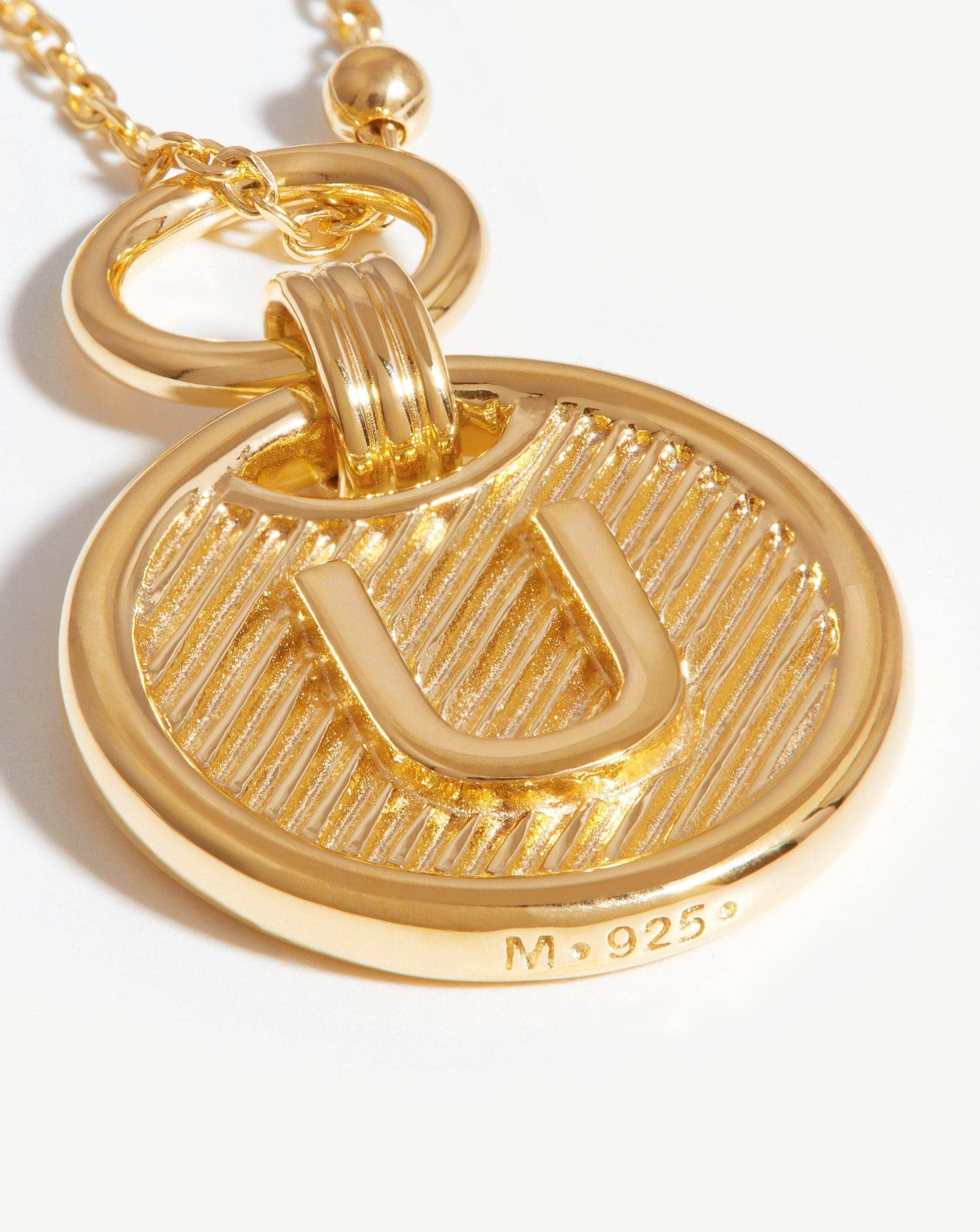 initial-pendant-necklace-initial-u-18ct-gold-plated-vermeil-necklaces-missoma-165602_52223650-7348-48da-9172-51489870642f.jpg