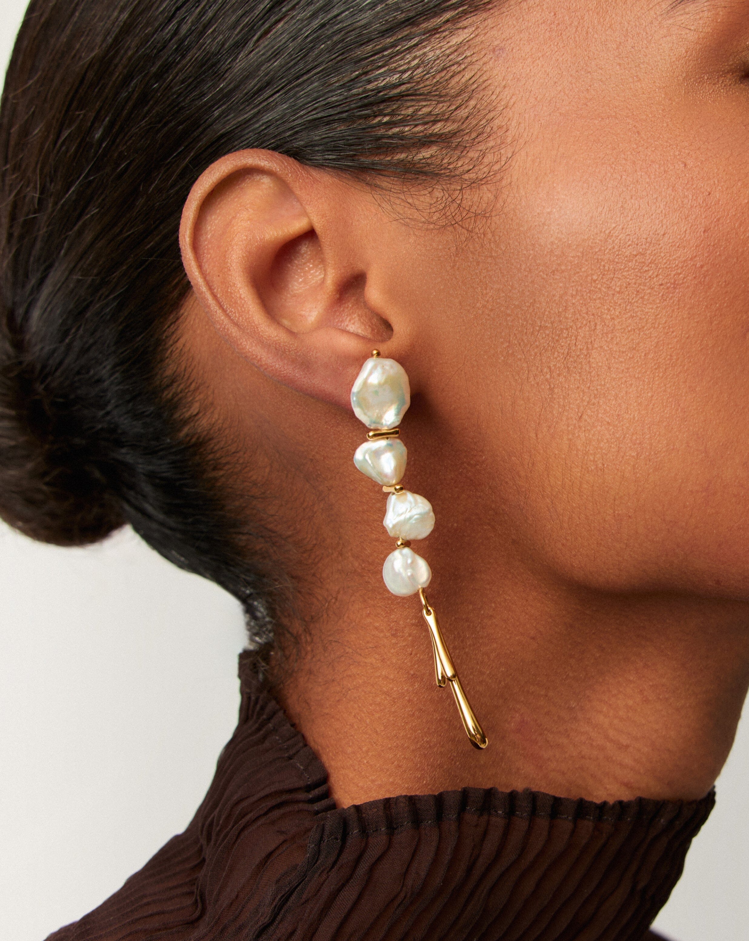 keshi-pearl-sculptural-drop-earrings-18k-gold-platedpearl-earrings-missoma-694475_d7b6a9a5-0316-4130-a5eb-8cf6631552ad.jpg