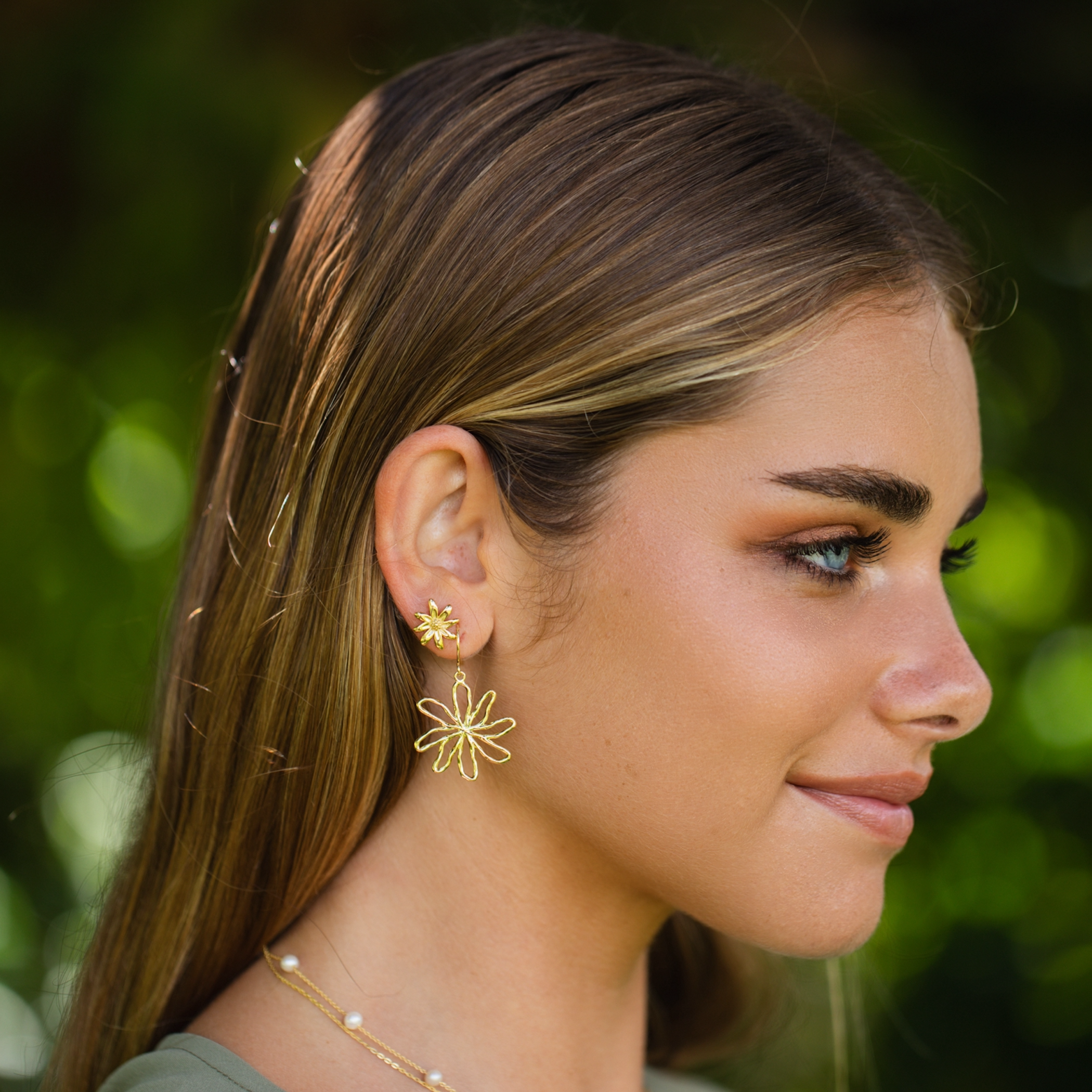 mediumtiareearringandstud_1443a820-6d8e-42ed-9a68-40556a9e670f.png