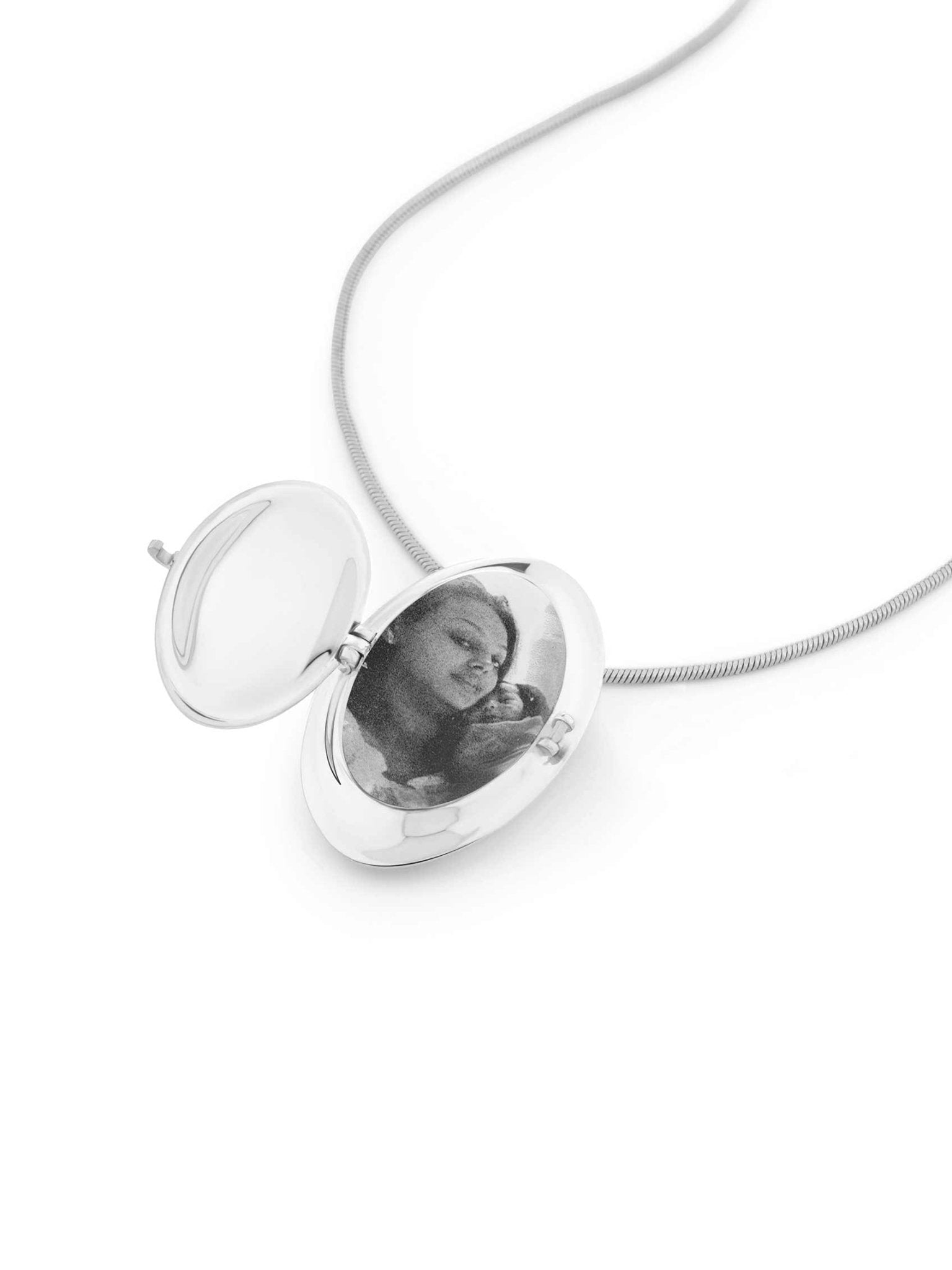 memento-oval-pendant-silver-710780_62efc752-5e6a-4072-8166-813bf17e1f7e.jpg