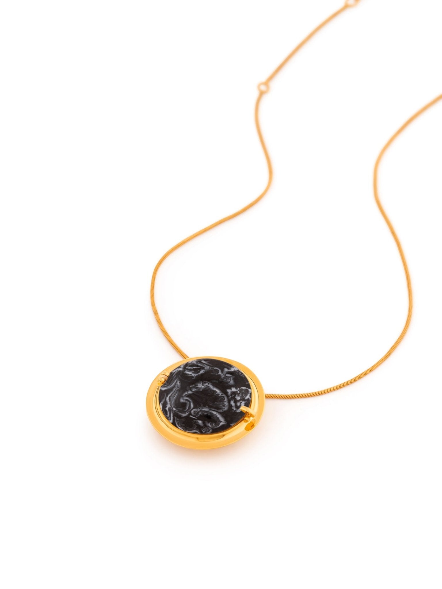 Memento Round Pendant Black