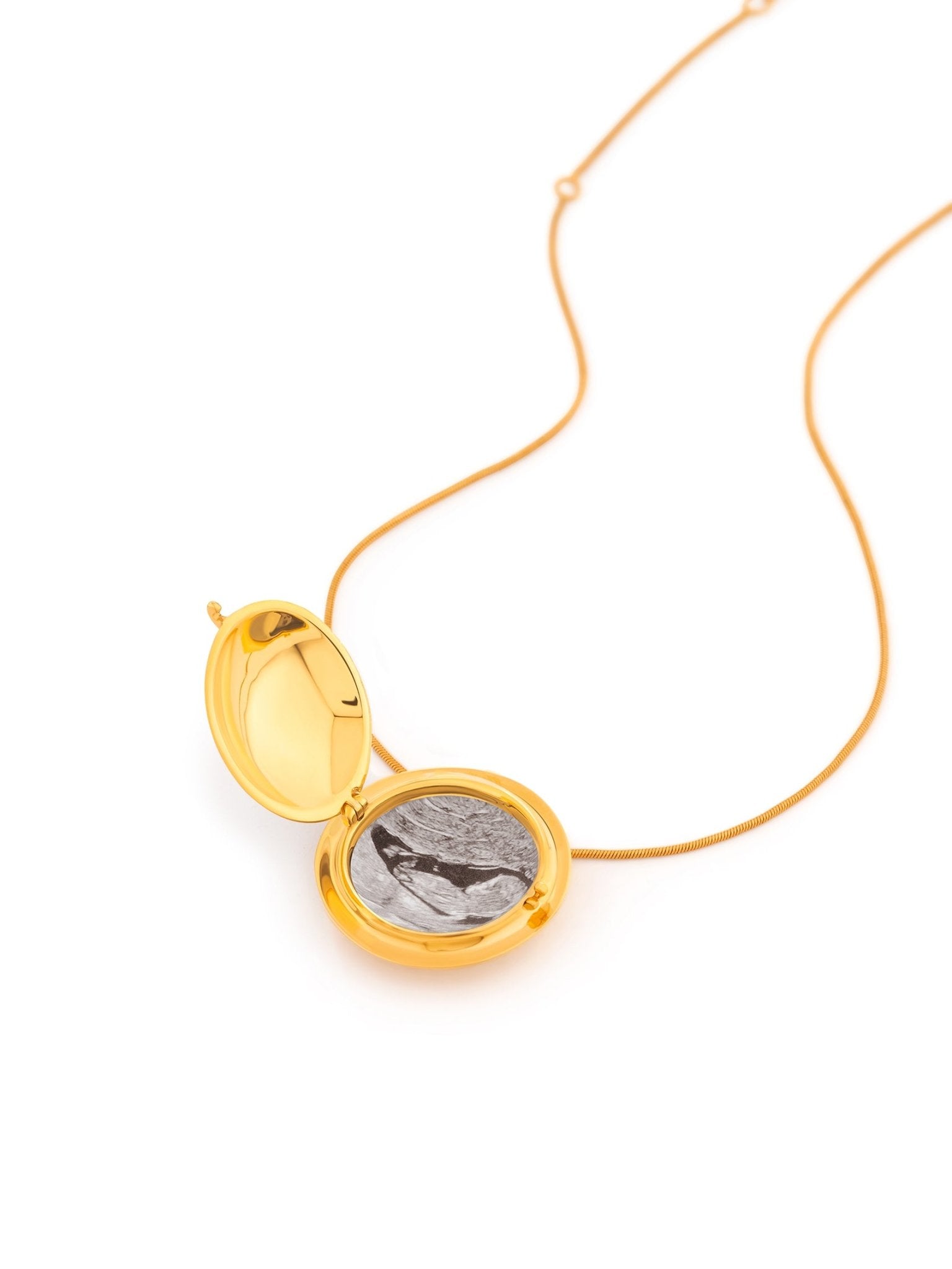 memento-round-pendant-gold-399799_5ddd436e-363f-4569-9cd0-1904a13d4489.jpg