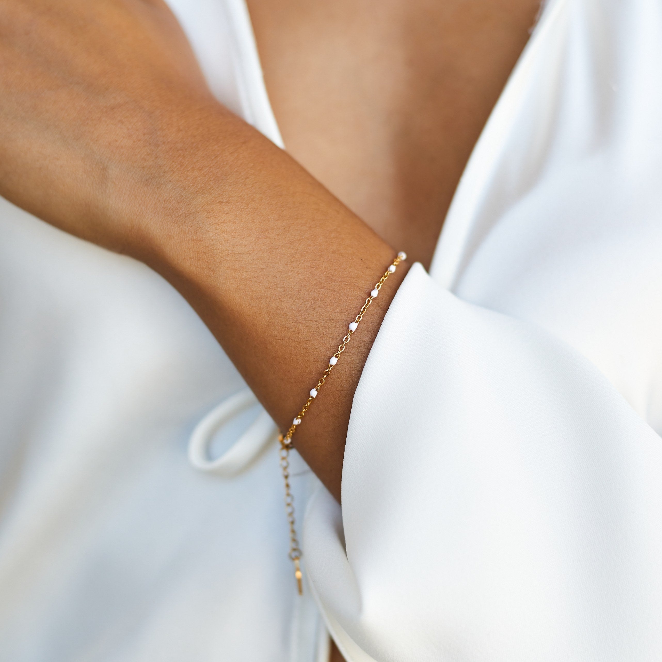 minimal-white-bracelet_9ad1d0c3-3bcb-4e47-be56-7c792fd0c826.jpg