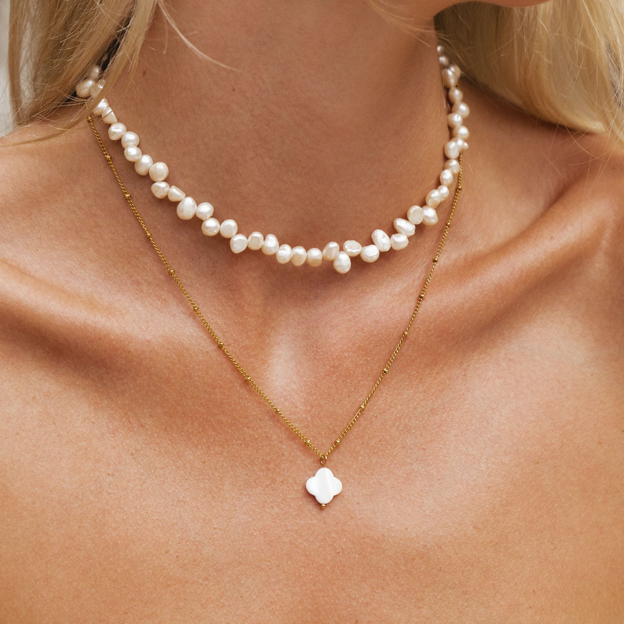 mother-pearl-clover-necklace_658f8fa7-3f63-4520-b61e-a5d4d48b1562.jpg