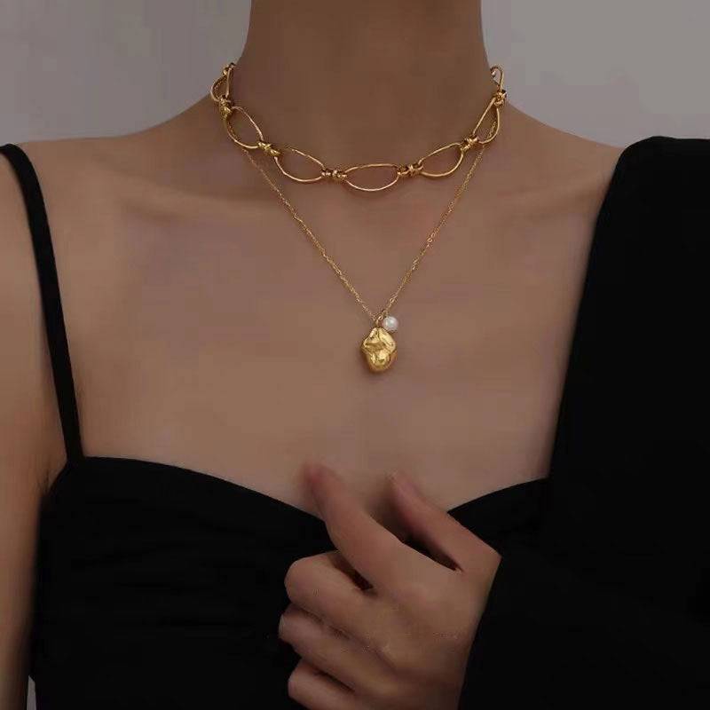 qdmy-necklaces-gold-baroque-pendant-necklace-36626766135529_a860416e-6c36-4785-aa13-0f1f5093e659.jpg