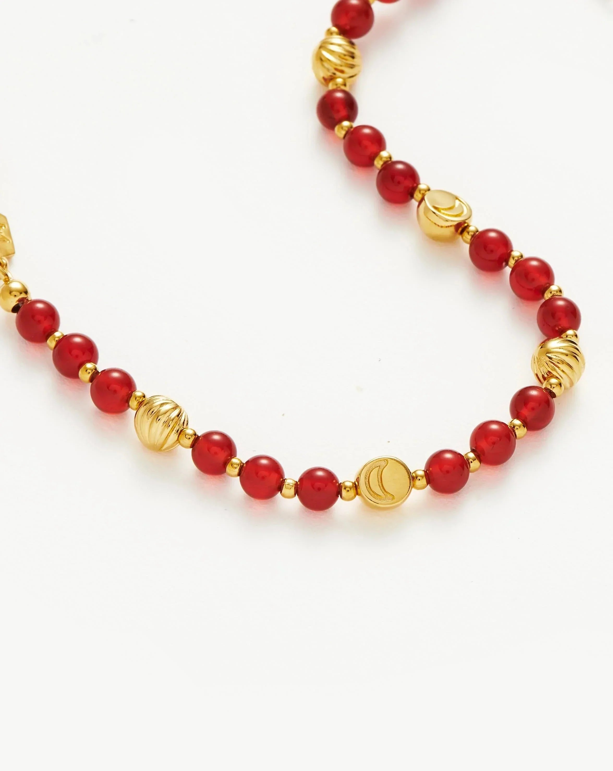 savi-gemstone-beaded-bracelet-18ct-gold-plated-vermeilred-chalcedony-bracelets-missoma-219633_9ab56e05-49d3-478e-be15-5498d0928de0.webp