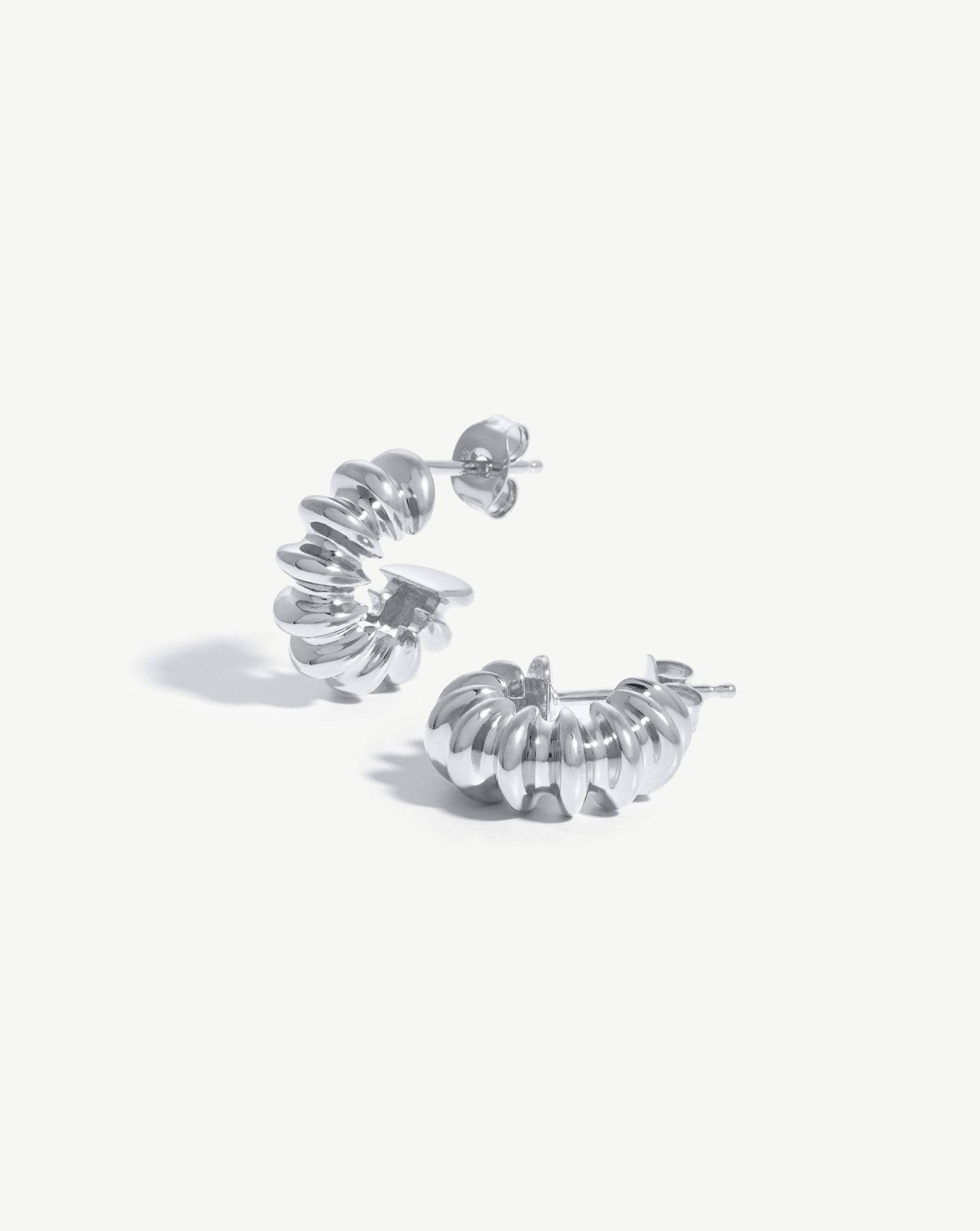 small-ridge-claw-hoop-earrings-earrings-missoma-287280_ddd02c9c-f6d5-4498-8daa-2d45da7a379f.jpg