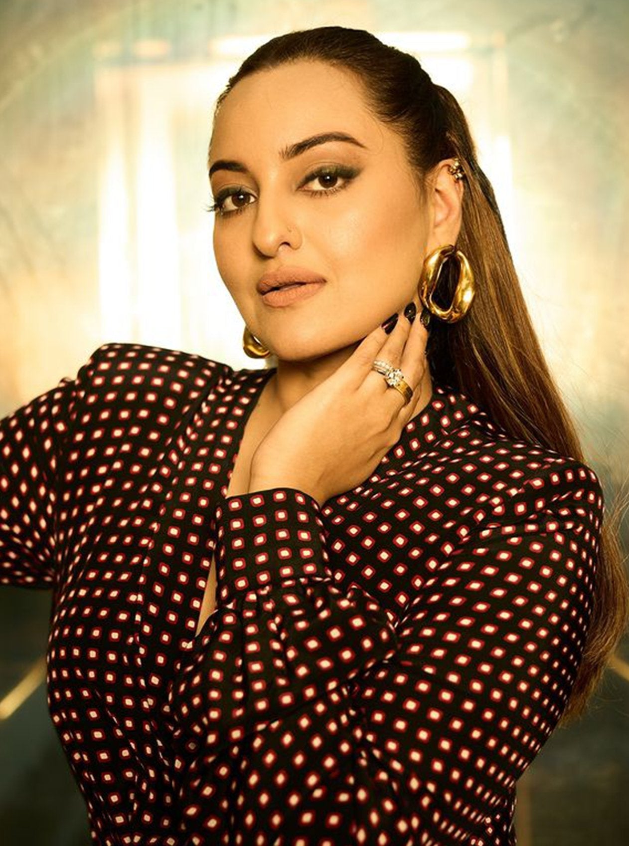 sonakshi-sinha-chunky-chain-hoops-843895_eb7cc060-49de-4246-9940-63b132e03927.jpg