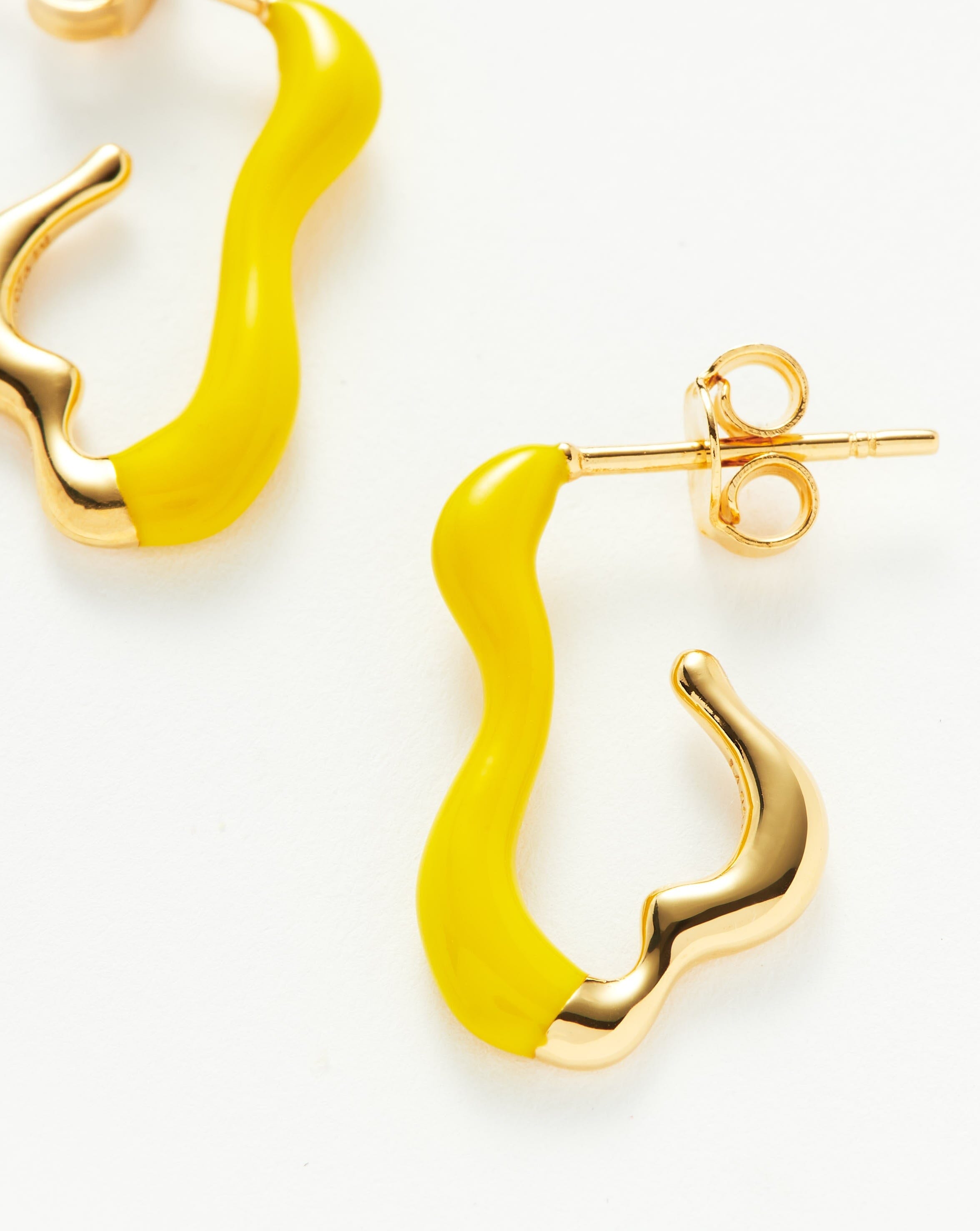 squiggle-curve-two-tone-enamel-small-hoop-earrings-earrings-missoma-190784_52bb504a-da36-48b9-8d68-f0efa521504e.jpg