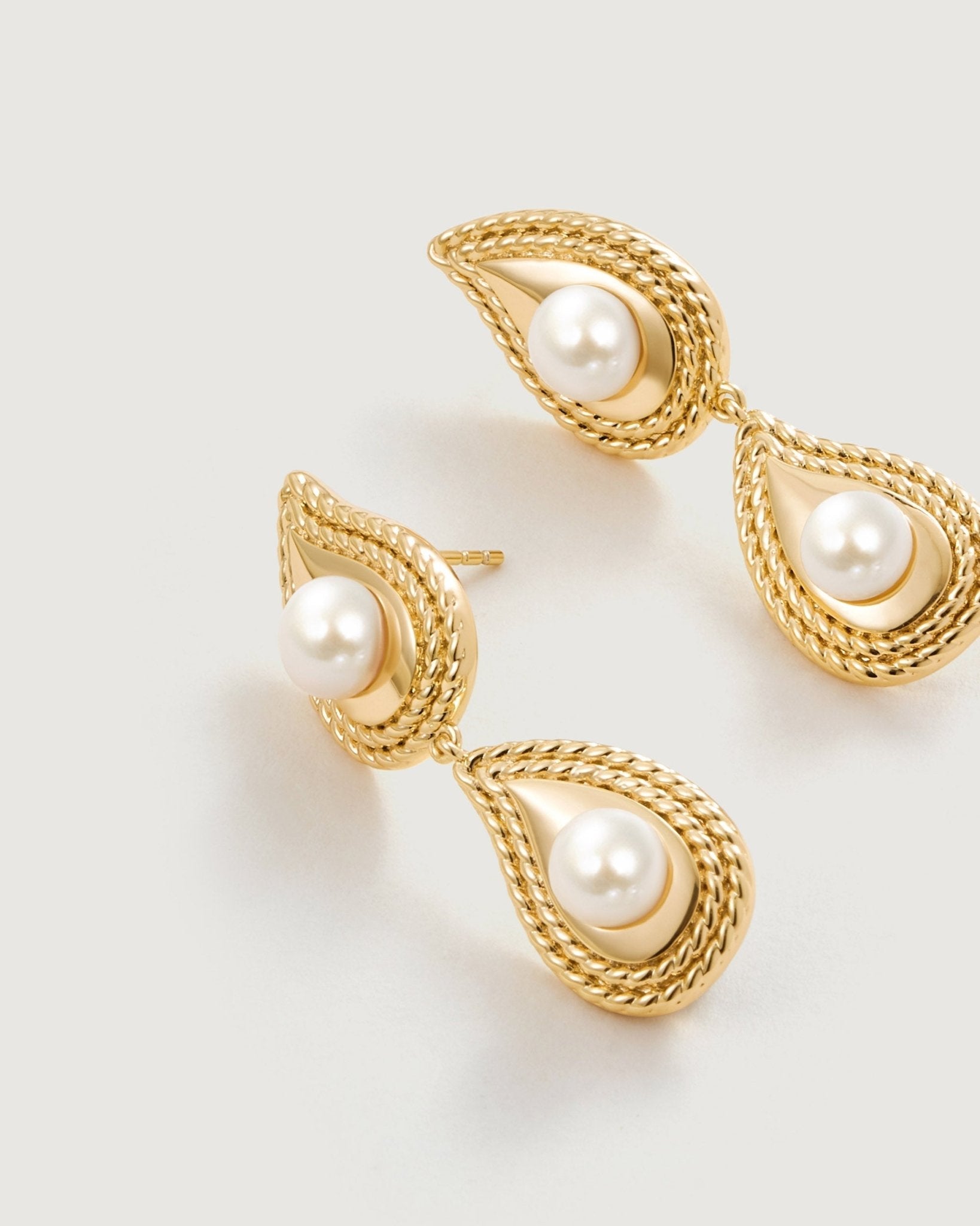 teardrop-pearl-earring-552500_e2cac823-6d09-4125-887d-ac0f89216bca.jpg