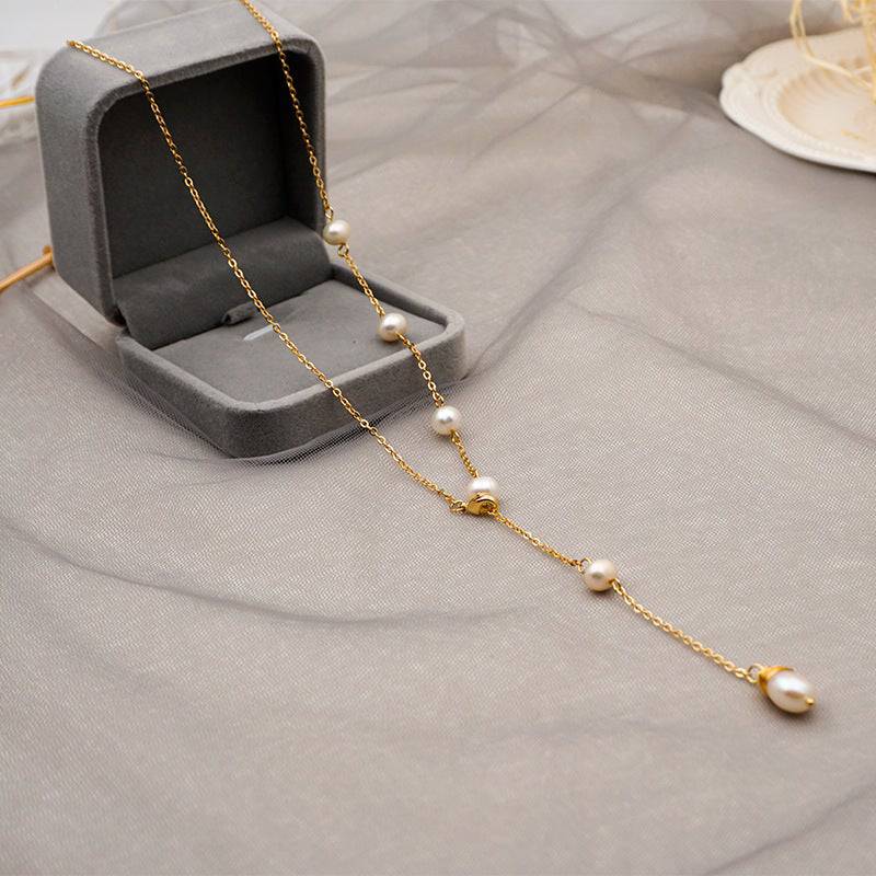 wh-necklaces-elle-one-side-pearl-long-chain-necklace-36626602098921_16249aeb-2f13-4ac5-9e89-46d795e1a3fd.jpg