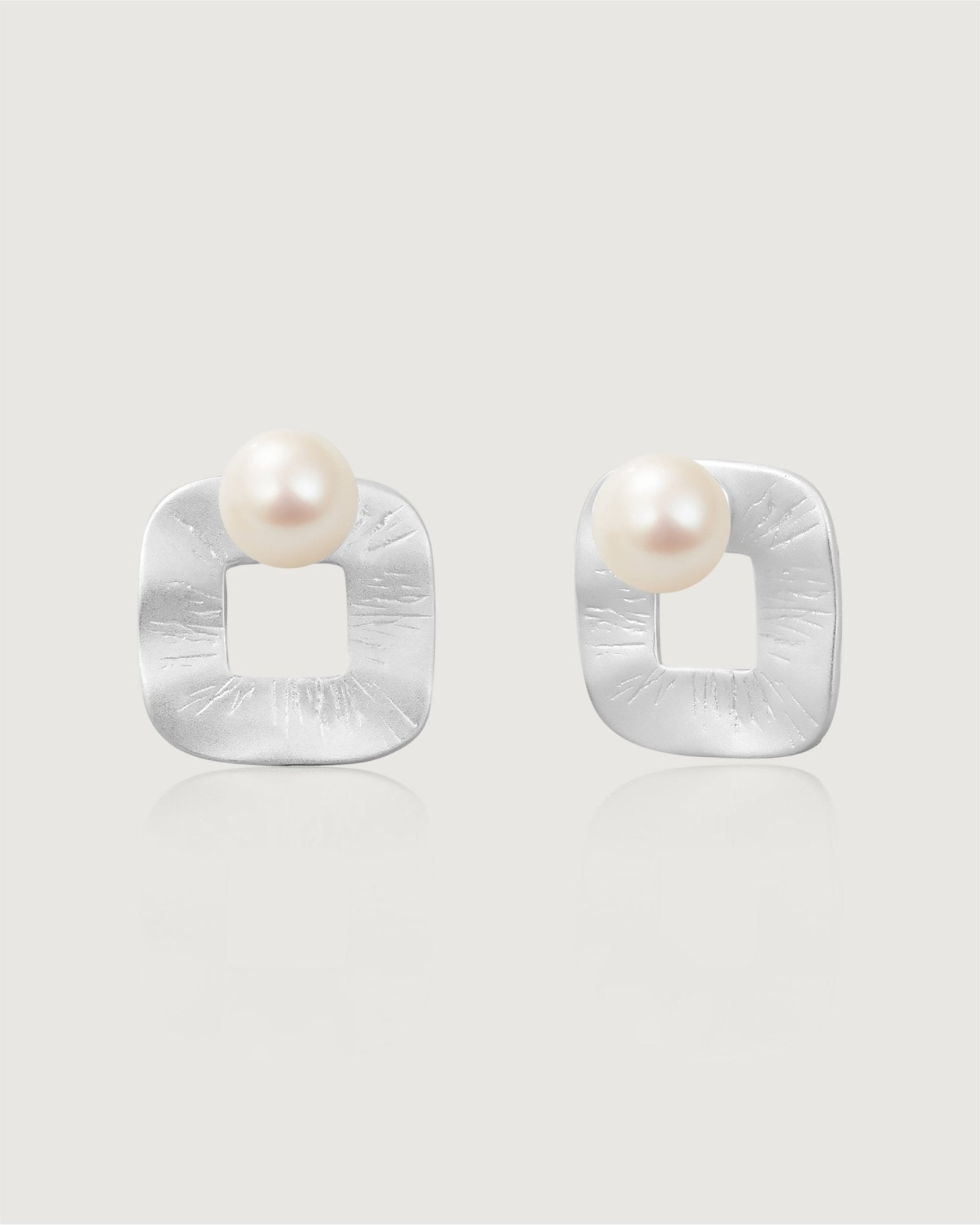 White Magnolia Pearl Earring