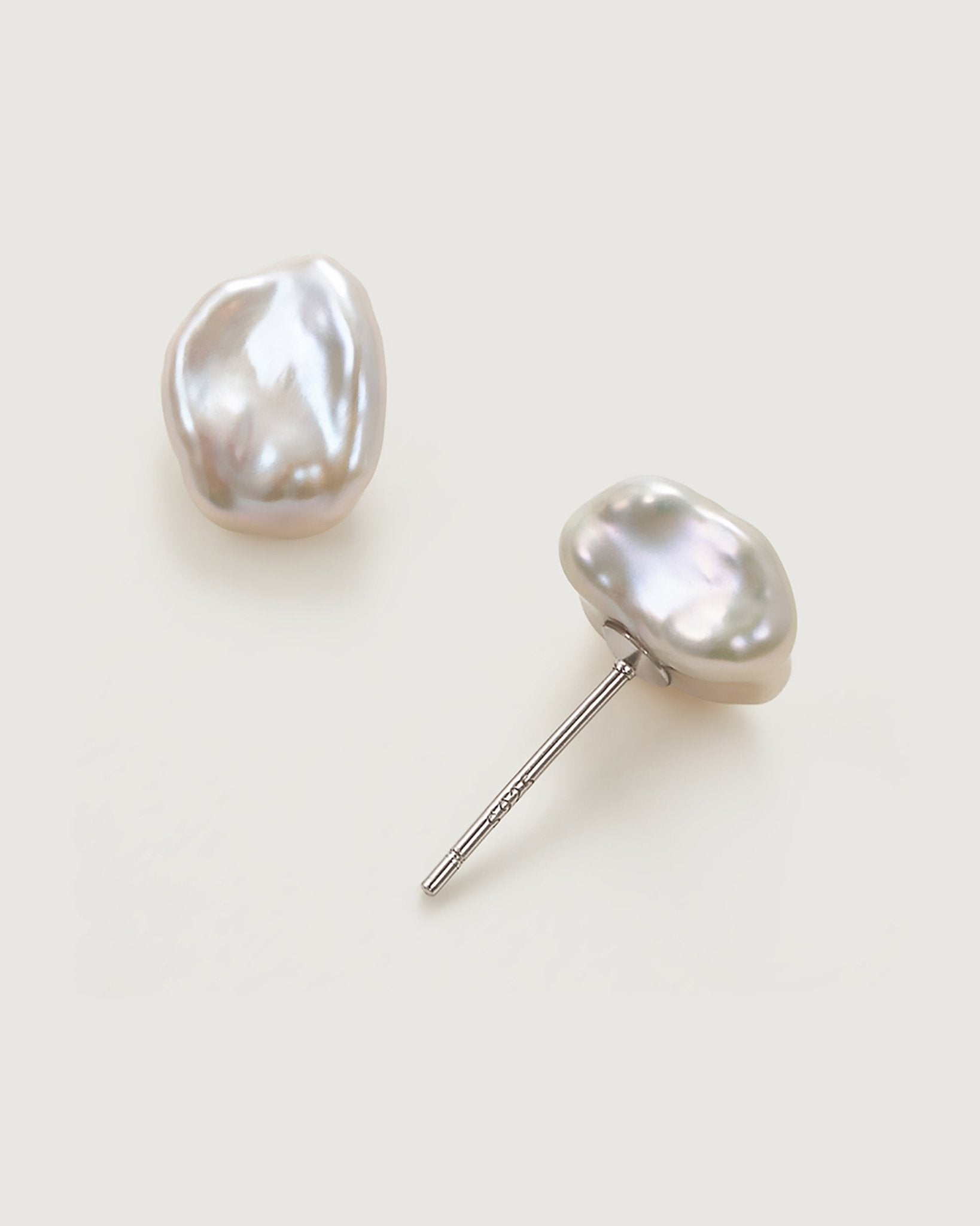 white-petals-pearl-earring-170673_c25c355a-e015-4e9a-a86b-401e39bc6ed0.jpg