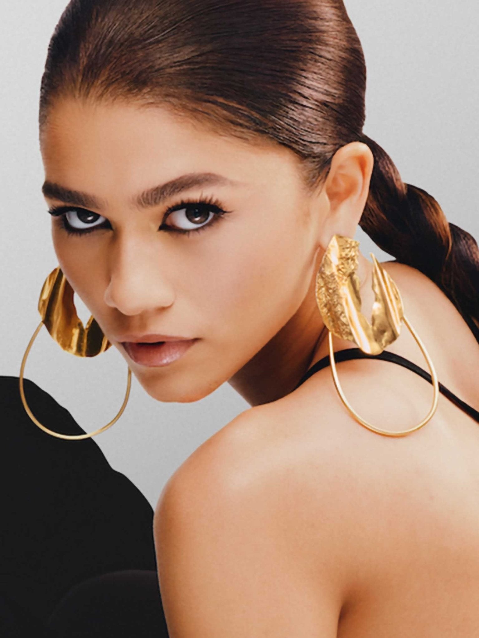 Zendaya - Textured Hoops