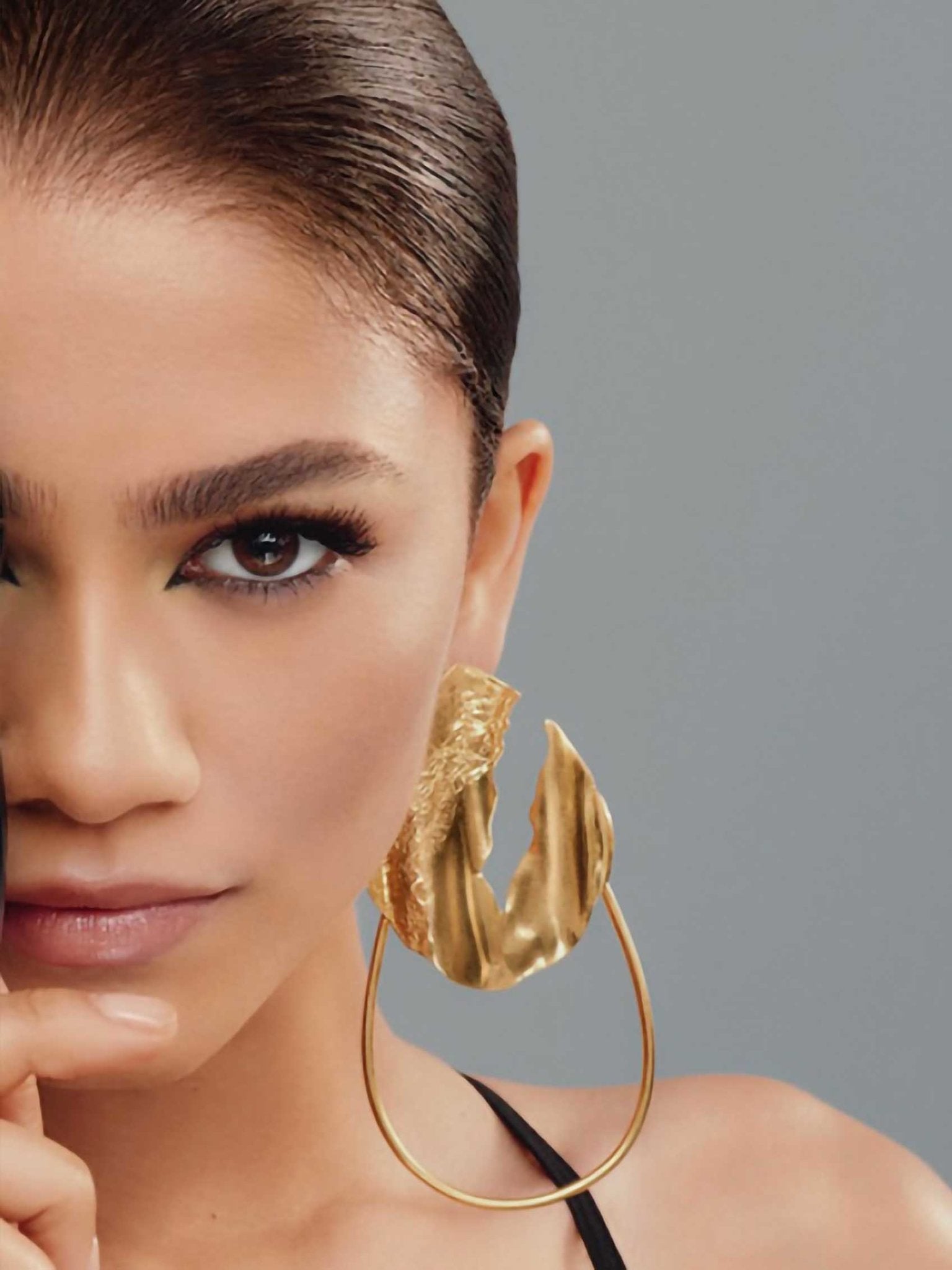 Zendaya - Textured Hoops